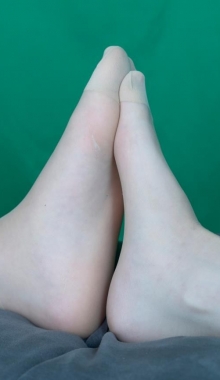 【Xy摄影】（工作室系列）丝丝这次带她的闺蜜过来穿着肉丝脚对脚秀脚。