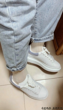 【原创投稿】女友的性感白袜配麦昆鞋[10P]